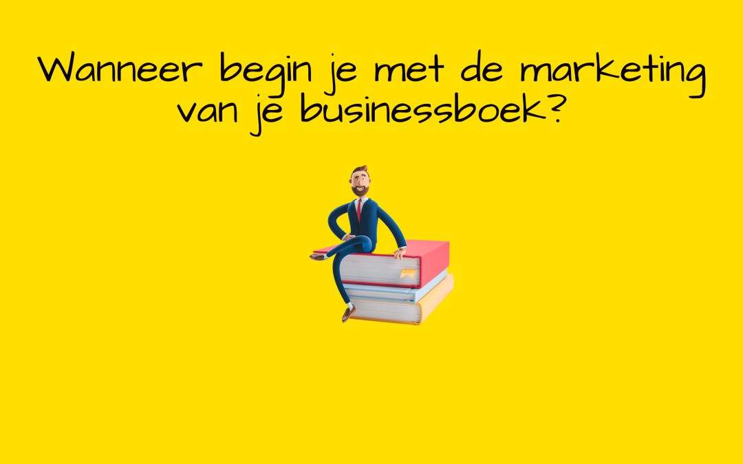 Afbeelding van een man die op een stapeltje boeken zit. Daarbij de vraag: 'Wanneer begin je met de marketing van je businessboek?'